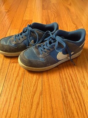 Nike Kids Blue and White Low-Top Sneakers shoes lace up boys 4